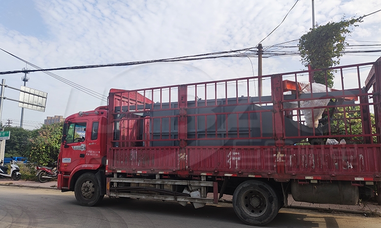 1臺噸包卸料機上車發(fā)貨